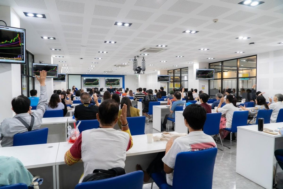 บรรยากาศการเรียนปูพื้นฐานการเทรดคอร์สรายปี